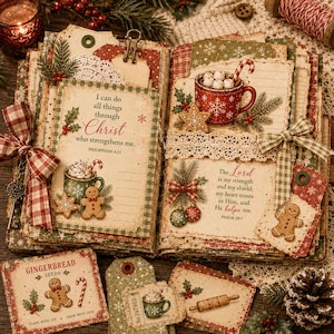 Op de afbeelding: Een kerst-scrapbook met gelaagde pagina's voorzien van peperkoekmannetjes, mokken warme chocolademelk en religieuze teksten. De pagina's zijn versierd met kant, geruite linten, dennentakken en labels met afbeeldingen van peperkoek.