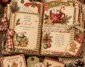 Może przedstawiać: Świąteczny album typu scrapbook z warstwowymi stronami przedstawiającymi piernikowe ludziki, kubki gorącej czekolady i teksty religijne. Strony ozdobione są koronką, kraciastymi wstążkami, gałązkami sosny oraz zawieszkami z motywami pierników.