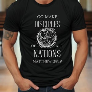 Bijbelvers T-shirtontwerp voor heren Op geloof gebaseerde ambachten Religieuze kunst PNG Dames T-shirt Mattheüs 28:19 png christelijk bijbelvers shirt missies, png PNGEgg