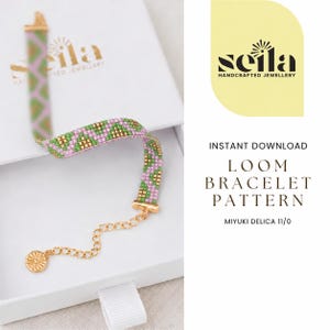 Könnte beinhalten: Ein Webarmband-Muster mit geometrischem Design aus hellrosa, grünen und goldenen Miyuki Delica 11/0 Perlen. Das Armband enthält eine goldfarbene Metall-Verlängerungskette mit einem kleinen runden Anhänger. Text: Seila Handcrafted Jewellery.