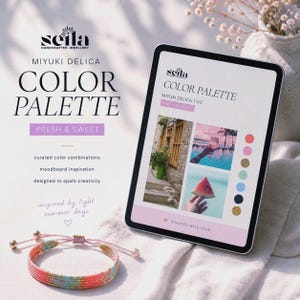 Könnte beinhalten: Ein farbenfrohes Perlenarmband mit goldenen Akzenten liegt neben einem Tablet, das eine Farbpalette anzeigt. Der Tablet-Bildschirm zeigt Bilder und Farbmuster. Der Text auf dem Tablet lautet "Color Palette" und "Fresh & Sweet."
