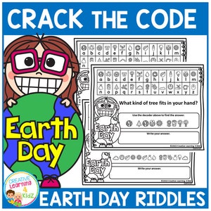 Könnte beinhalten: Ein Arbeitsblatt zum Thema Earth Day mit dem Text "CRACK THE CODE" und "EARTH DAY RIDDLES". Das Bild zeigt eine Cartoonfigur, die einen Globus hält, und Rätselblätter mit einem Decoder.