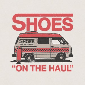 以下が含まれることがあります： 「Shoes」と「On The Haul」と書かれた赤と白のバン。バンはスケートボードを積んで道路を走っている。