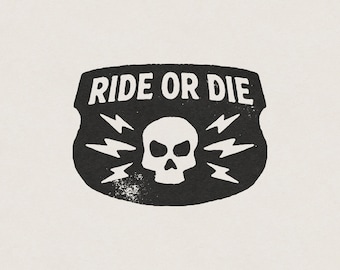 Op de afbeelding: Zwart-wit grafisch ontwerp met een schedel en bliksemschichten. De tekst "RIDE OR DIE" staat bovenaan het ontwerp.