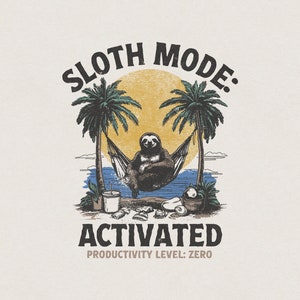 Puede incluir: Ilustración gráfica de un perezoso relajándose en una hamaca entre dos palmeras, con un sol de fondo. El texto dice "SLOTH MODE: ACTIVATED PRODUCTIVITY LEVEL: ZERO". El diseño tiene un tema tropical vintage.