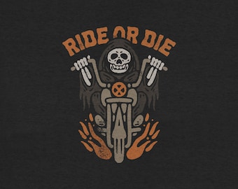Op de afbeelding: Een zwart-witte illustratie van een skelet dat een motorfiets bestuurt met vlammen die uit de wielen komen. De tekst "RIDE OR DIE" staat in oranje boven het skelet.