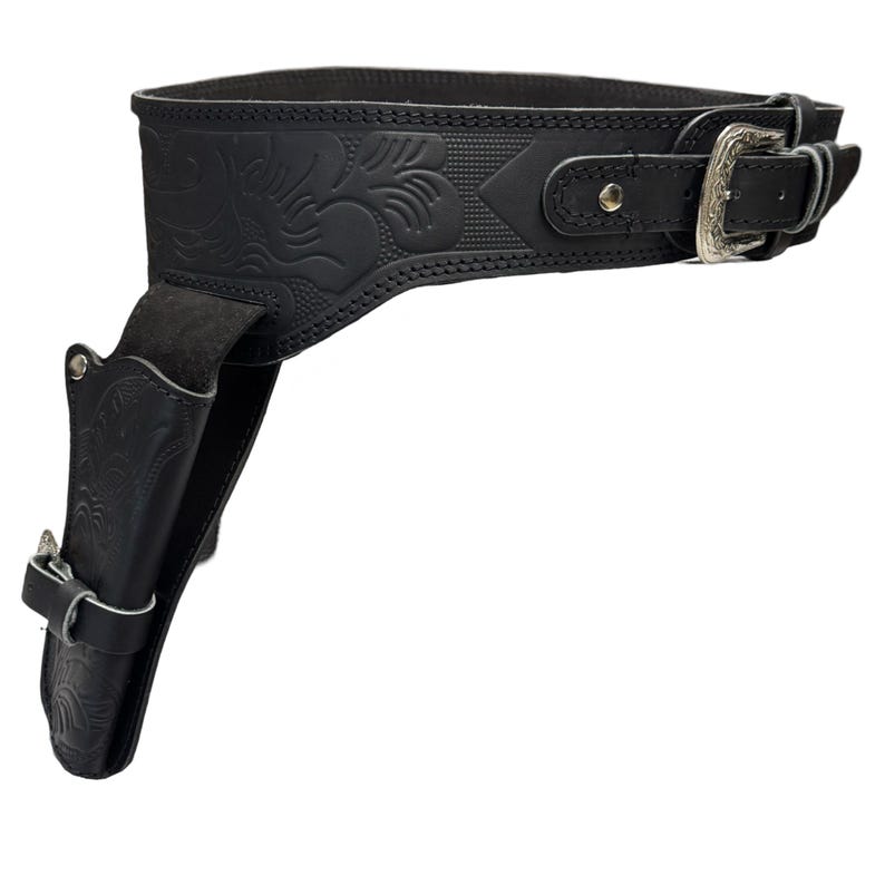 K&ouml;nnte beinhalten: Schwarzer Leder-Pistoleng&uuml;rtel mit Holster und silberner Schnalle. Der G&uuml;rtel hat ein gepr&auml;gtes Blumenmuster.