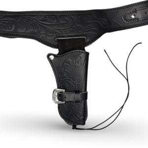 K&ouml;nnte beinhalten: Schwarzes Leder-Cowboy-Holster mit Blumenmuster und silberner Schnalle. Das Holster ist an einem schwarzen Lederg&uuml;rtel mit Blumenmuster befestigt.