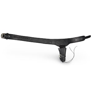 K&ouml;nnte beinhalten: Schwarzer Leder-Pistoleng&uuml;rtel mit Holster und aufwendigem Blumendesign. Der G&uuml;rtel hat eine Schnalle und eine Schlaufe zum Befestigen an der Hose.