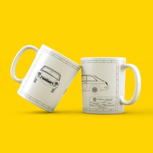 Peut inclure: Deux tasses en céramique blanche avec des dessins au trait noir de voitures MG classiques. Une tasse montre l'avant de la voiture, l'autre montre le côté. Les deux tasses portent l'inscription "Morris Garages".