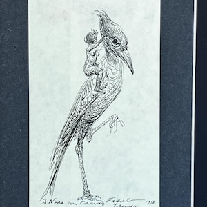 Puede incluir: Dibujo en tinta negra y blanca de un pájaro con una figura humana posada en su cabeza. El dibujo está firmado "A Nora en camino" y fechado "1978".