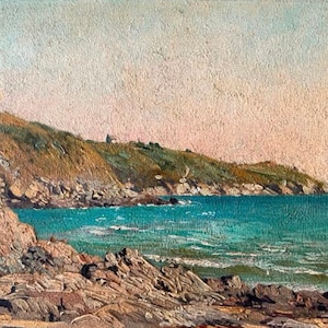 Puede incluir: Una pintura de una costa rocosa con un océano azul y una colina verde en el fondo. El cielo es de color rosa claro y azul.
