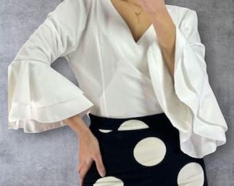Mezquita flamenco top with a V-neckline at the chest and back. Half sleeves with double ruffles. Various colors. New.