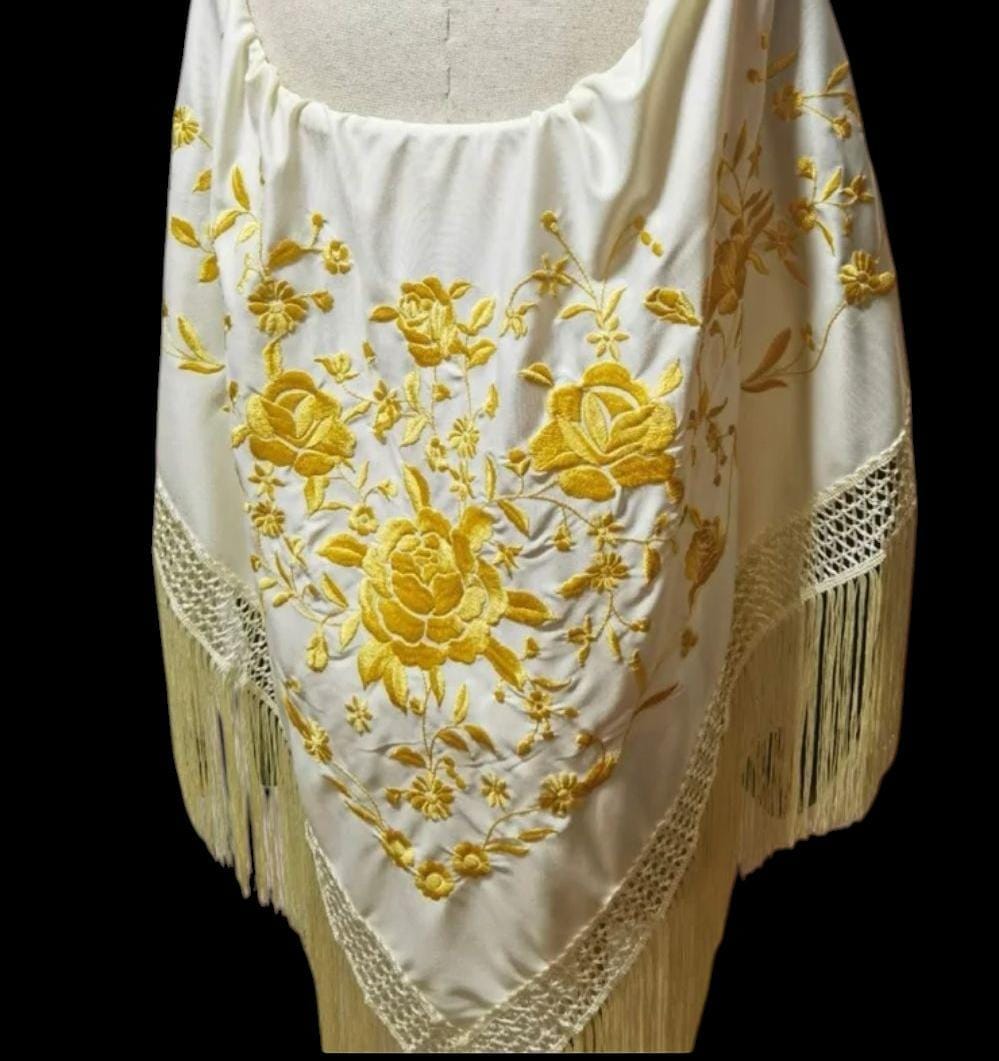 バニラカラーにゴールドの花の刺繍が施されたXXLスペイン製フラメンコ