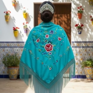 Mantón español color verde azulado de flamenco . Bordado floral multicolor.  Nuevo