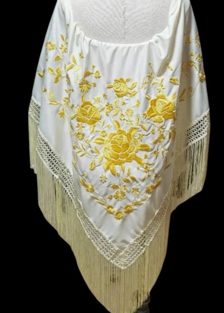 バニラカラーにゴールドの花の刺繍が施されたXXLスペイン製フラメンコ