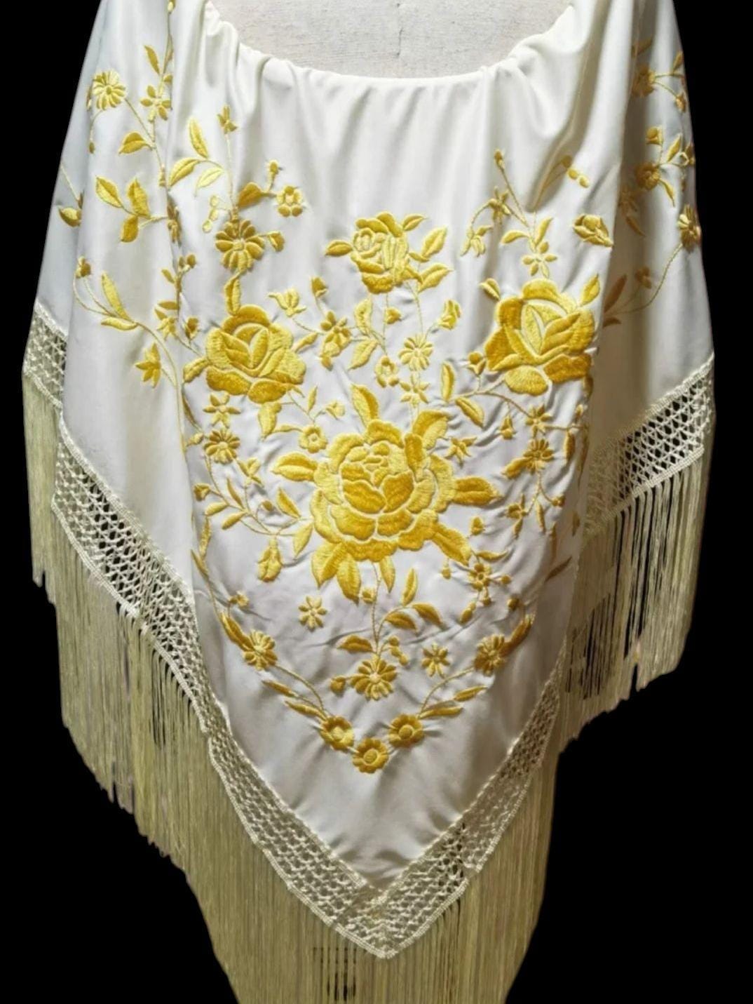 バニラカラーにゴールドの花の刺繍が施されたXXLスペイン製フラメンコ