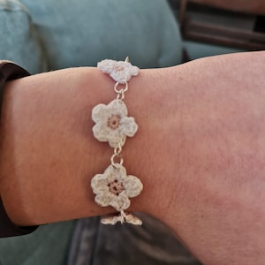 Daisy chain bracelet