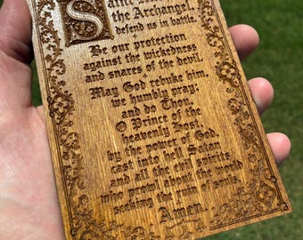 Mini adorno de pared con la oración a San Miguel – Placa de madera de abedul grabada de 4x6 pulgadas – Acabado en roble dorado – Hecho en EE. UU. – Regalo católico