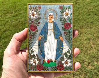 Mini adorno de pared de Nuestra Señora de Gracia – Placa de madera de abedul grabada y coloreada a mano de 4x6 pulgadas – Arte mural católico – Hecho en EE. UU.