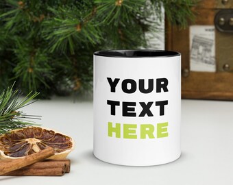 Könnte beinhalten: Eine weiße Keramik-Tasse mit schwarzem Innenraum und den Worten "YOUR TEXT HERE" in Schwarz und Limettengrün. Die Tasse steht vor einem Hintergrund aus Grün und einer Holzkiste.