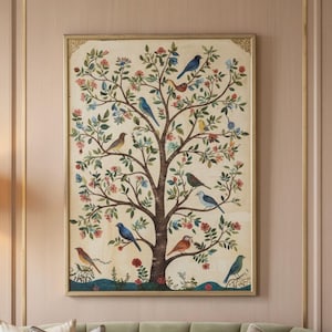 Puede incluir: Una obra de arte enmarcada que presenta un árbol con numerosos pájaros coloridos posados en sus ramas. El árbol tiene un tronco marrón y está adornado con hojas verdes y flores rosas y azules. La obra está sobre un fondo crema.