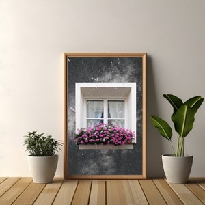 Könnte beinhalten: Ein gerahmter Druck eines Fensters mit einem weißen Rahmen und Blick auf einen bewölkten Himmel. Das Fenster ist mit einer Kiste voller rosa Blumen verziert.