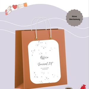 Könnte beinhalten: Eine braune Papiertüte mit weißen Griffen und einem weißen Etikett mit der Aufschrift "Office Survival Kit". Die Tasche befindet sich auf einem lavendelfarbenen Hintergrund mit kleinen Illustrationen eines Herzens, einer Tasse Tee, einer Kerze und einem verpackten Bonbon.