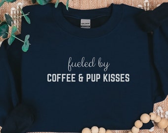Impulsado por café y besos de cachorro, sudadera de mamá de perro, sudadera de perro, sudadera de mamá de perro, regalo de mamá de perro, regalo para mamá de perro, cuello redondo de mamá de perro