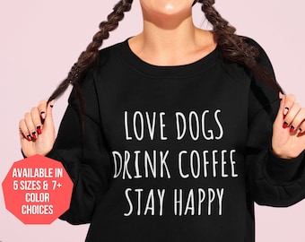 Love Dogs Drink Coffee Stay Happy Dog Mom Sudadera, Sudadera de café, Camisa de mamá perro, Cuello redondo de mamá perro, Regalo de mamá perro, Regalos para los amantes de los perros