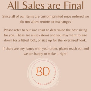 Peut inclure: Un graphique rose et blanc avec le texte "All Sales are Final" et un logo qui dit "BHGDOODLES STUDIO" avec les initiales "BD" dans un cercle. Le texte explique que tous les articles sont imprim&eacute;s sur mesure et que les retours ou les &eacute;changes ne sont pas autoris&eacute;s. Il encourage &eacute;galement les clients &agrave; se r&eacute;f&eacute;rer au tableau des tailles et fournit des informations sur le dimensionnement unisexe.