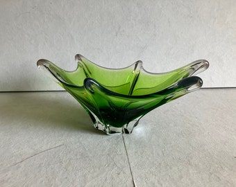 Bol en verre vert de Murano, en forme d'éclaboussure avec autocollant logo.