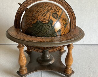 Globe rotatif en bois, fabriqué en Italie.