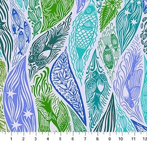 Op de afbeelding: Een stof met een herhalend patroon van gestileerde vissen en waterplanten in tinten blauw, groen en blauwgroen op een witte achtergrond. Het ontwerp bevat verschillende visvormen en bladachtige vormen, waardoor een dynamisch en visueel aantrekkelijk textiel ontstaat.