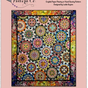 Può includere: Un modello di trapunta colorato chiamato "Flutter and Buzzy" progettato da Leslie Guyton. La trapunta misura 67 pollici per 80 pollici ed è realizzata con pezzi di carta inglesi o cucitura a mano. Il modello è disponibile per l'acquisto su Etsy.
