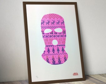 Könnte beinhalten: Eine pinkfarbene und violette Weihnachts-Skimaske vor weißem Hintergrund. Die Skimaske hat ein Muster aus Rentieren, Weihnachtsbäumen und Schneeflocken. Der Text "#25/35" befindet sich in der linken unteren Ecke des Bildes.