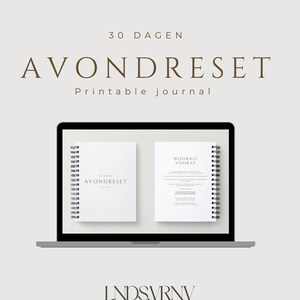 May include: A laptop displays a digital journal with the text "30 Dagen Avondreset Printable journal." The journal is open to two pages, each with text and a spiral binding. The background is a light beige.