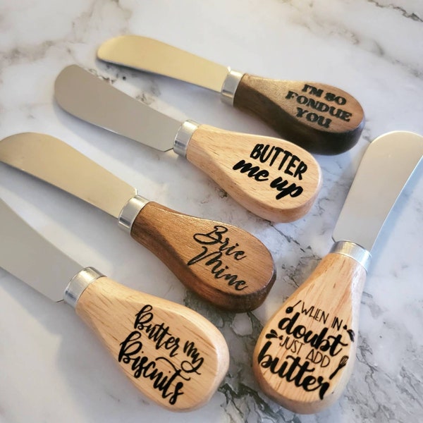 Esparcidor de queso, cuchillo de mantequilla, esparcidor de mantequilla de madera, cuchillos de charcutería personalizados, juego de esparcidor grabado, calentamiento de la casa, regalo de San Valentín