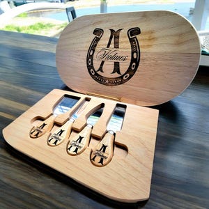 Käsebrett und Käsemesser Set. Handgemachte Charcuterie. Personalisierte Käseplatte, Käse Utensilien. Hochzeitsgeschenk, Housewarming Geschenk.