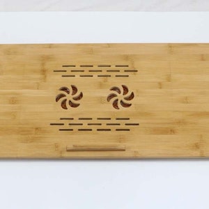 Jättestort knäbord i bambu med USB-fläkt. Bärbart sängbord med vinklingsbar topp. bild 5