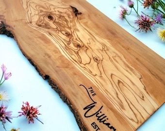 Tabla de cortar personalizada de madera de olivo. Tabla rústica para quesos y embutidos con borde natural.