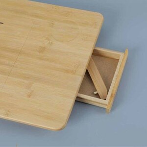 Jättestort knäbord i bambu med USB-fläkt. Bärbart sängbord med vinklingsbar topp. bild 4