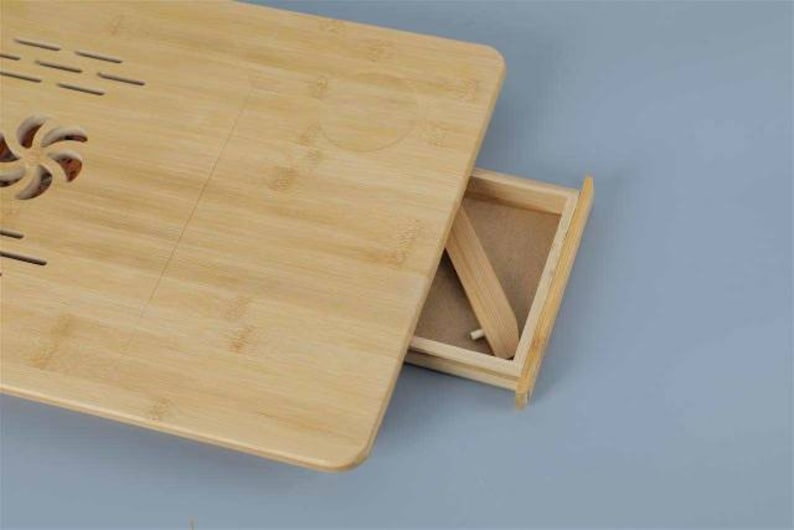 Jättestort knäbord i bambu med USB-fläkt. Bärbart sängbord med vinklingsbar topp. bild 4