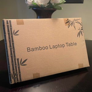 Jättestort knäbord i bambu med USB-fläkt. Bärbart sängbord med vinklingsbar topp. bild 10