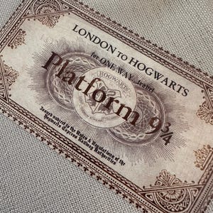Könnte beinhalten: Ein Ticket im Sepia-Ton mit der Aufschrift "LONDON TO HOGWARTS" und "Platform 9 3/4". Das Design umfasst verzierte Ränder, kreisförmige Embleme und den Text "for ONE WAY travel".