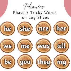 Op de afbeelding: Twaalf ronde houten schijven met de woorden "he", "she", "are", "her", "we", "me", "was", "all", "be", "you", "they" en "my" erop geschreven. Dit zijn lastige woorden uit fase 3 voor de fonetiek.