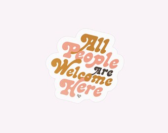 Può includere: Un adesivo con bordo bianco e sfondo rosa chiaro. L'adesivo presenta il testo "All People Are Welcome Here" in un font retrò con sfumature di marrone, rosa e nero.