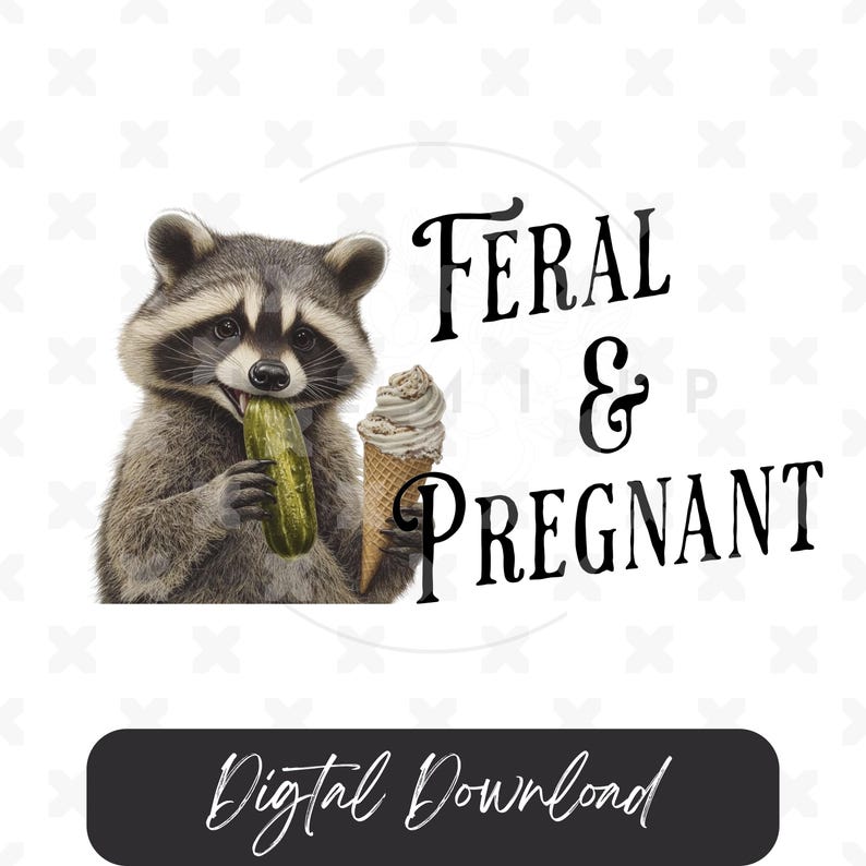 Op de afbeelding: Een digitale download-afbeelding met een cartoonwasbeer die een augurk eet en een ijsje vasthoudt. De tekst "Feral & Pregnant" is geschreven in een gestileerd lettertype.