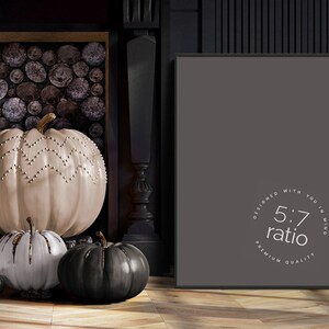 Maqueta de póster de otoño Elegante cosecha de Acción de Gracias Estética Neutral Marco de calabaza de otoño Póster de relación 5:7 Elegante arte de pared vertical de Halloween
