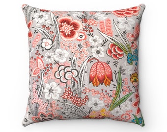 Könnte beinhalten: Ein dekoratives Kissen mit einem floralen Muster mit roten, rosa und weißen Blumen auf grauem Hintergrund.